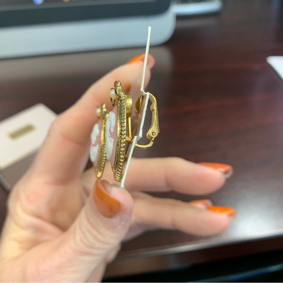 Avon Romantic Portraits Gold and Pink  Cameo clip Earrings.NIB - Picture 6 of 6